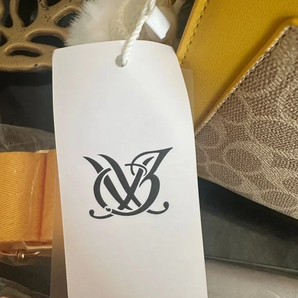 Chic Yellow Canvas Shoulder/Cross Body with Gold Hardware & Bonus Straps BNWT - Picture 8 of 17